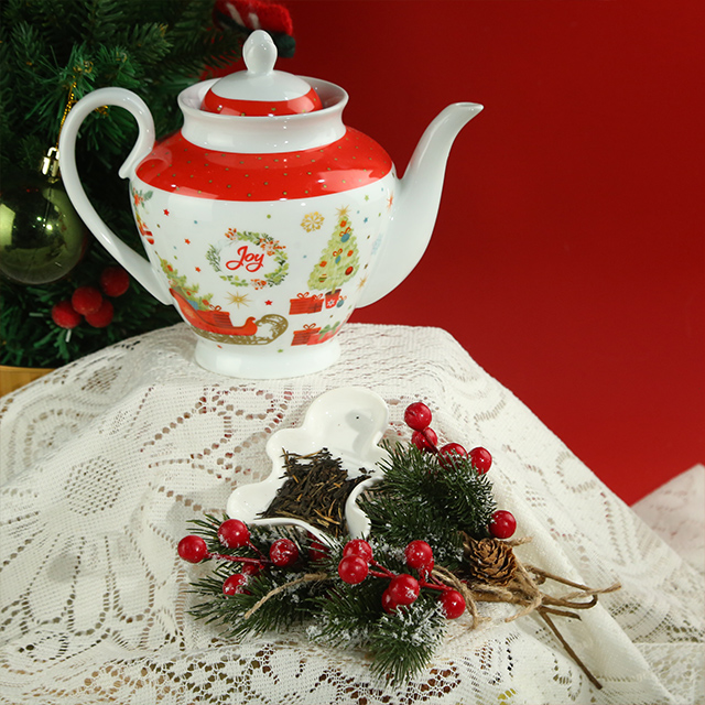 Vintage Christmas Porcelain Teapot – Festive Elegance for Your Holiday Gatherings