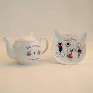 cat themed afternoon tea: cat-shaped tray and tea pot
