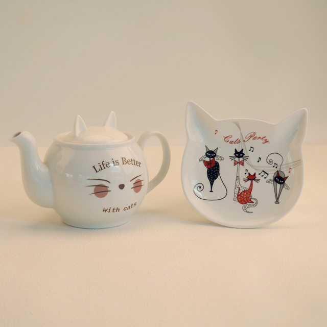 cat themed afternoon tea: cat-shaped tray and tea pot