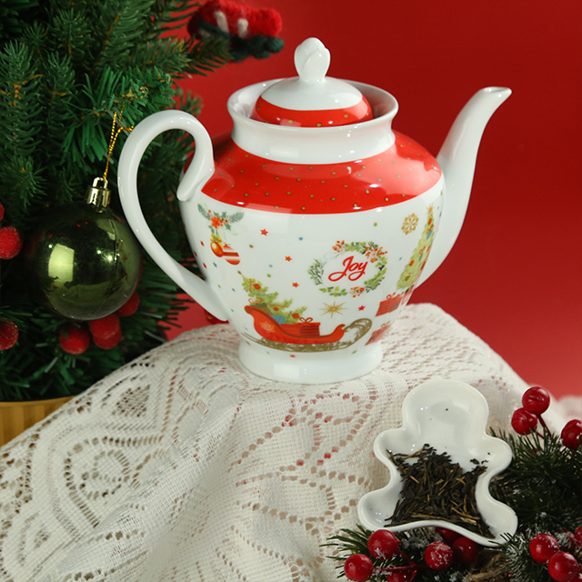 Vintage Christmas Porcelain Teapot – Festive Elegance for Your Holiday Gatherings